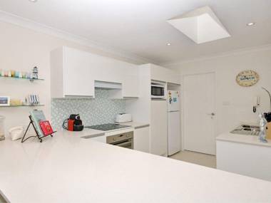 32 'Bay Parklands' 2 Gowrie Avenue - fantastic unit with air conditioning pool tennis court & spa