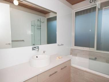 Large 4 Bedroom Home - Pet Friendly