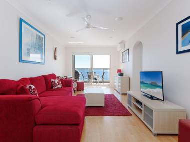 1 'Kiah' 53 Victoria Parade - stunning views wifi aircon just across the road to the water