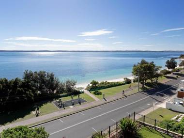 1 'Kiah' 53 Victoria Parade - stunning views wifi aircon just across the road to the water