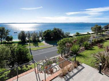 1 'Kiah' 53 Victoria Parade - stunning views wifi aircon just across the road to the water