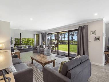 19 'Bay Parklands' 2 Gowrie Avenue - ground floor renovated unit with water views & WIFI