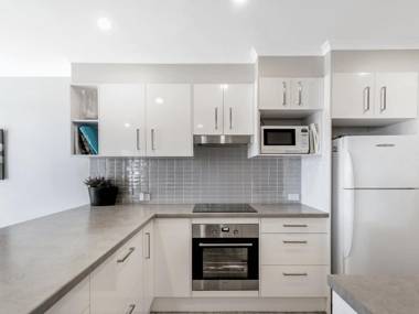 19 'Bay Parklands' 2 Gowrie Avenue - ground floor renovated unit with water views & WIFI