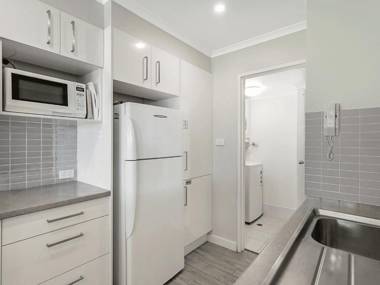 19 'Bay Parklands' 2 Gowrie Avenue - ground floor renovated unit with water views & WIFI