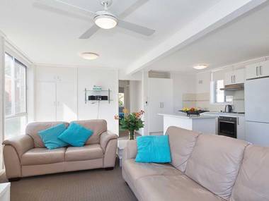 4 'Shoreline' 7 Victoria Parade - views over Fly Point and Marina