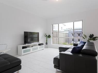5B BENT STREET - LARGE HOUSE WITH DUCTED AIR CON WIFI & FOXTEL