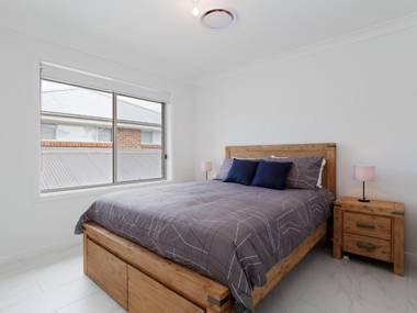 5B BENT STREET - LARGE HOUSE WITH DUCTED AIR CON WIFI & FOXTEL