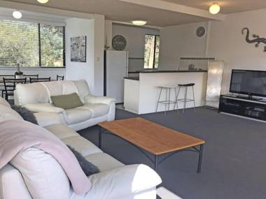 2 'Villa Ellisa' 8-10 Columbia Cl - Beautiful water views & directly across to Little Beach