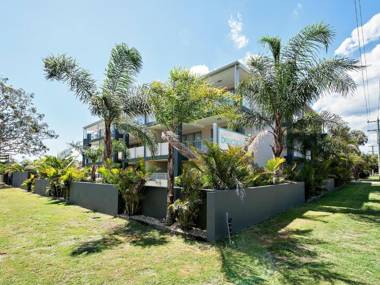 18 'Shoal Bay Beach Apartments' - fantastic air conditioned unit with a pool & lift