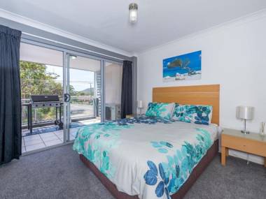 18 'Shoal Bay Beach Apartments' - fantastic air conditioned unit with a pool & lift