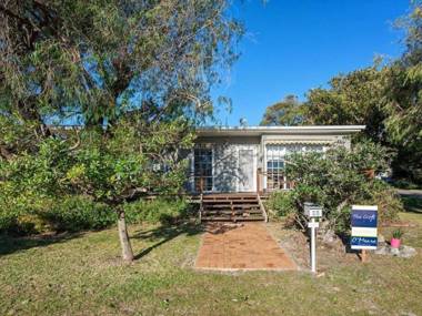 'The Croft' 11 Boulder Bay Rd - Cosy Beach House with Aircon & only 270m to the Beach