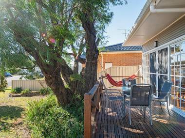 'The Croft' 11 Boulder Bay Rd - Cosy Beach House with Aircon & only 270m to the Beach