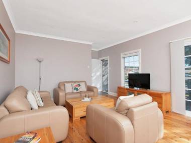 'The Croft' 11 Boulder Bay Rd - Cosy Beach House with Aircon & only 270m to the Beach