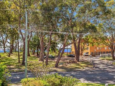 4 'Magnus Gardens' 7 Magnus St - beautiful air conditioned unit with filtered water views & WIFI
