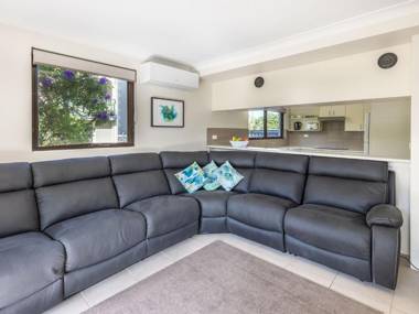 16 'Carindale' 19-23 Dowling St - Ground floor Foxtel Pool and Tennis Court