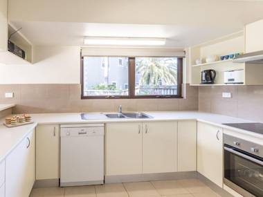 16 'Carindale' 19-23 Dowling St - Ground floor Foxtel Pool and Tennis Court