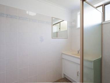 The Norburn' 3 Norburn Avenue - aircon boat parking close to water & clubs