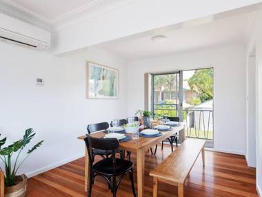 The Norburn' 3 Norburn Avenue - aircon boat parking close to water & clubs