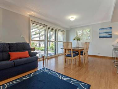 10 'Carindale' 19 Dowling St - Ground Floor Unit with WIFI Foxtel and Linen