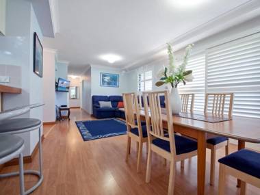 10 'Carindale' 19 Dowling St - Ground Floor Unit with WIFI Foxtel and Linen