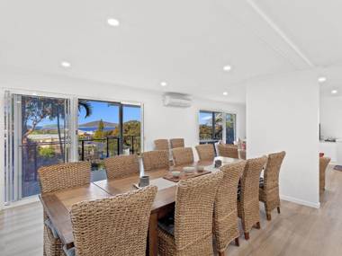 Island View - 80 Lentara St - Large Family Home Pool WIFI and Sweeping Views of Fingal