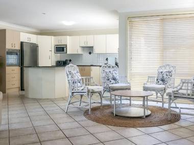 Between the Bays 34a Achilles St