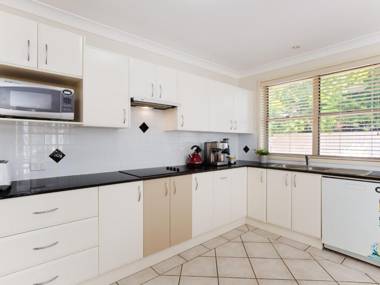 Between the Bays 34a Achilles St