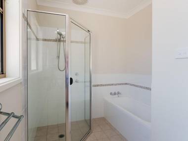 Between the Bays 34a Achilles St