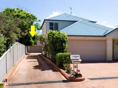 Between the Bays 34a Achilles St