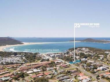 Aloha Beach house close to the beach in Fingal Bay