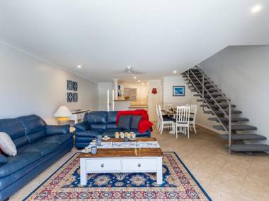 Kristie Court 2 7 Weatherly Close