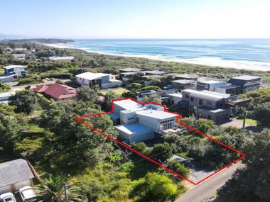 Sunshine Beach House-25 metre walk to the beach
