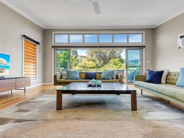 Sunshine Beach House-25 metre walk to the beach