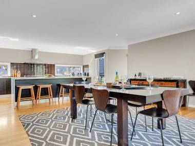 Sunshine Beach House-25 metre walk to the beach