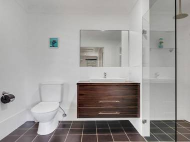 Sunshine Beach House-25 metre walk to the beach