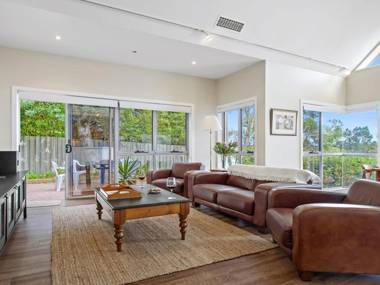 Penguins Rest - direct beach access from complex