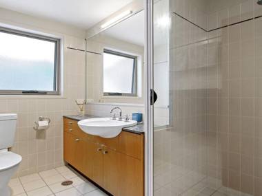 Penguins Rest - direct beach access from complex