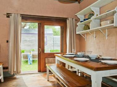 Culburra Cottage - charming country style cottage