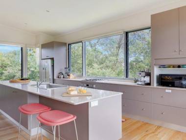 Aloha - direct beach access from property