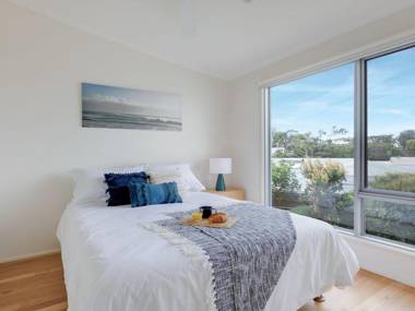 Aloha - direct beach access from property