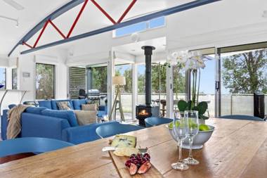 The Boathouse - comfortable beachfront home
