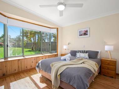 Sanctuary on the Bay - fish or kayak from the yard