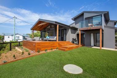 Seaview - Pet Friendly with Stunning Views - 1 Min to Beach