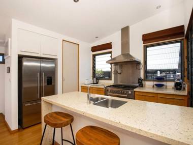 Illaroo I Absolute Waterfront with Spa