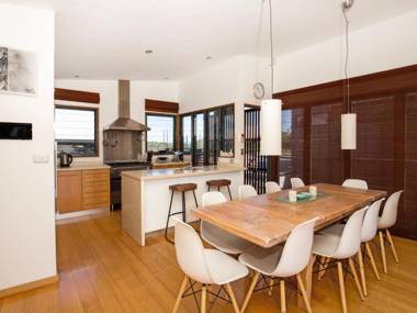 Illaroo I Absolute Waterfront with Spa