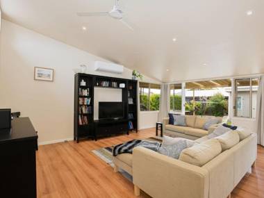 The Deckhouse I Pet Friendly I 2 Mins to Beach