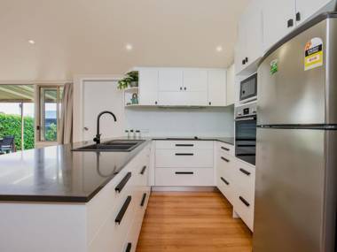 The Deckhouse I Pet Friendly I 2 Mins to Beach