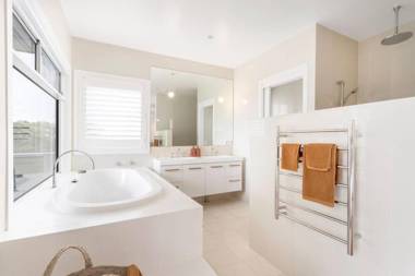 Bask at Green Point - Between the ocean & the lake