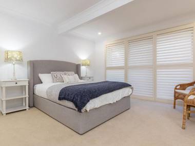 11 Lakeview Crescent