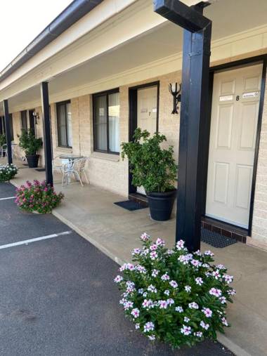 All Seasons Motor Lodge